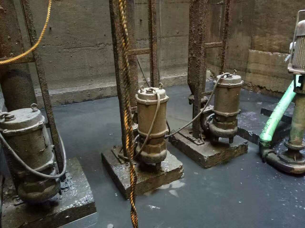 石泉污水池清理