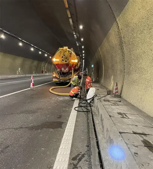 石泉隧道排水渠清淤